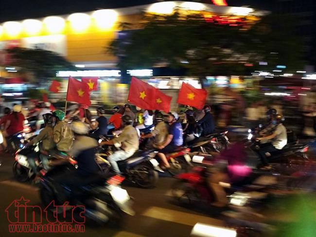 Cổ động viên TP Hồ Chí Minh xuống đường ăn mừng chiến thắng đội tuyển U23 Việt Nam ảnh 10